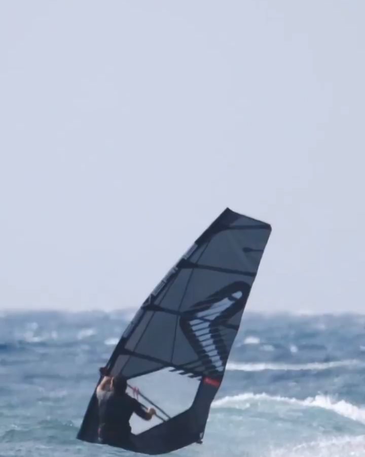 When @philip_koster goes one handed โก๏ธ
โช๏ธ Sail; Blade anthracite 4,2
โช๏ธ Board; Pyro87
#Severne #teamSeverne #windsurfing #severnewindsurfing
