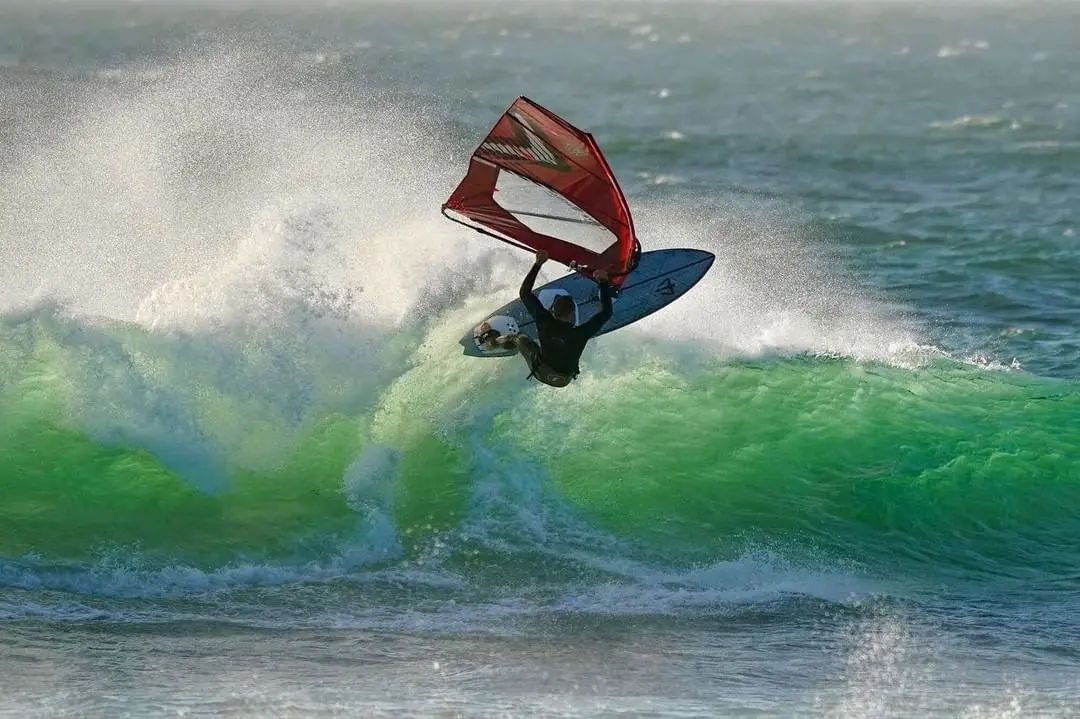 @ivannewmark 
Been scoring some fun conditions this past week around Cape Town with allot of fish activity ๐ Photos by @maleen555 ๐๐ป #carvemachine #severnesails #sungod #customboards #capetown #windsurf #southafrica #dolphins #seals #sunsetsurf