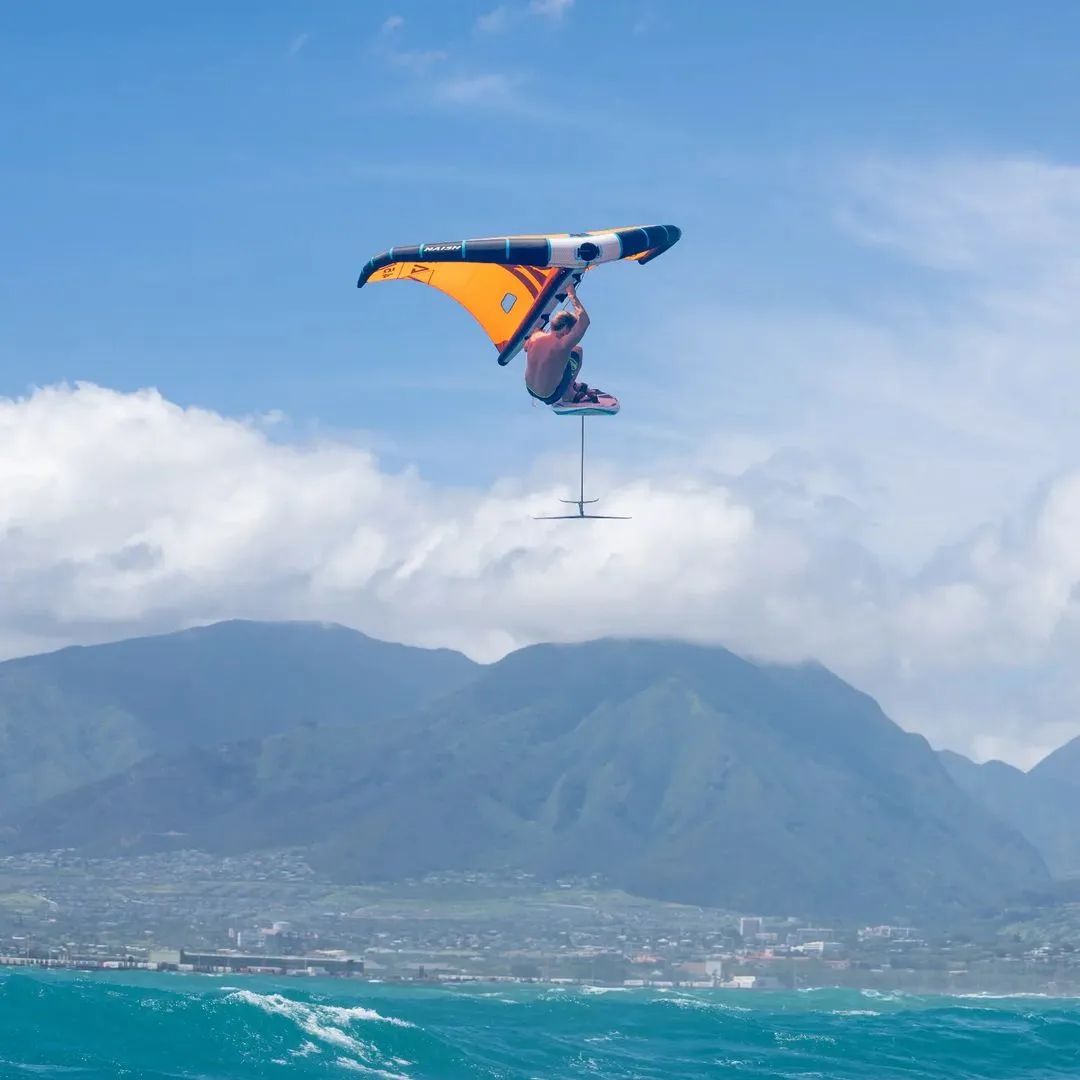 @robbynaishus1111 flying over Maui mountains with his ADX 4,5 and Hover Wing Foil Ascend Carbon Ultra 62l 🤙🏾

📸@sweetwaterhawaii 

#naishadx #naishfoiling #robbynaish #naishteam #maui #wingfoiling #foiling
