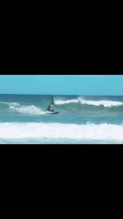 #repost @ivannewmark 

Quick morning session at my local beachy before work 🔥 Filmed by @maleen555 🙌 #severnesails #carvemachine #customboards #sungod #capetown #southafrica #windsurf #waves #sunsetsurfshop #dirtyhabitstv #windsurfingtv