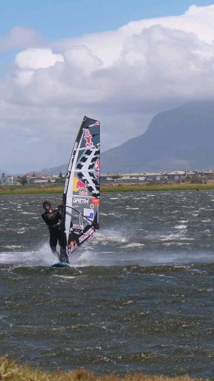 @lennart_neubauer having proper session on the vlei ๐จ
Blown out 4.4 session on the lake this morning! 
#capetown #freestyle #cuatrocuatro