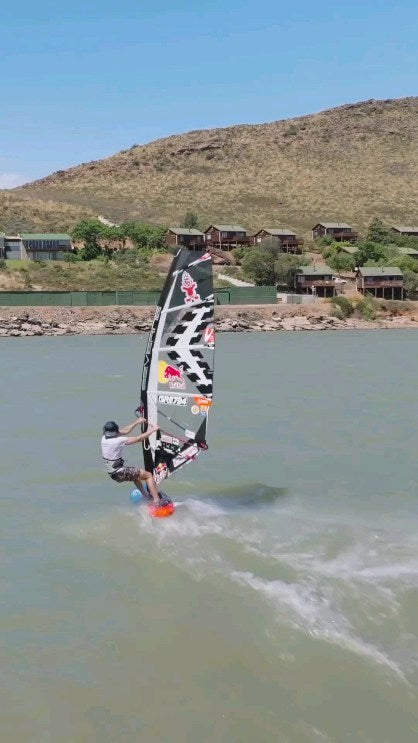 @lennart_neubauer 
Brandvlei delivered yesterday! Some lighter moments and some with proper juice๐ฅค YouTube video dropping soon๐
๐ @bluemaarten 
#freestyle #windsurf #brandvlei