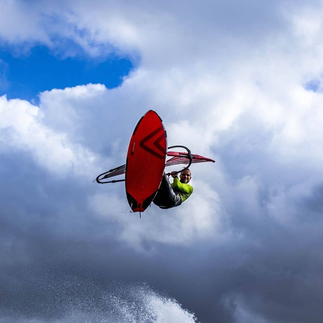 @_larspetersen on a windy autumn session on the west coast of Ireland. 

Sail; S1 4,0 
Board; Pyro 79

📸  Free Your Mind Productions / Vinicius H Mota

#Severne #teamSeverne #windsurfing #SeverneWindsurfing