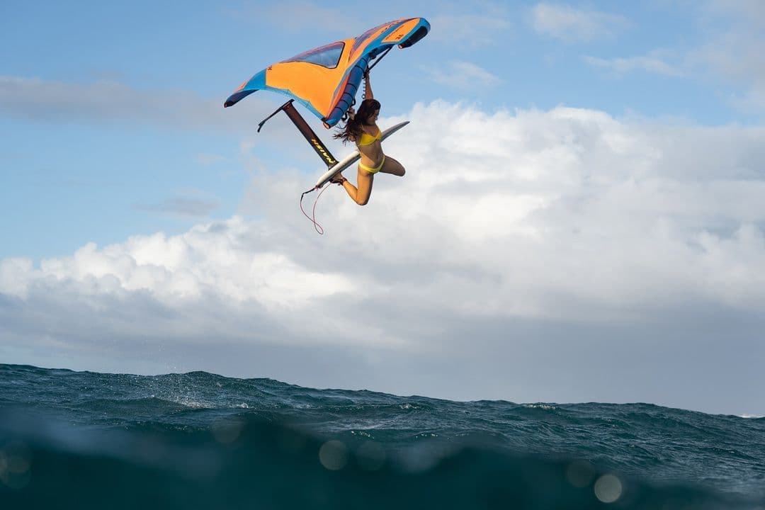 @monamutz's ideal setup is the 3.6 m Wing-Surfer, 85 L Hover Wing Foil Carbon Ultra, and Jet 1250 Foil🙌 Tell us yours in the comments👇
📸 @sweetwaterhawaii // @mauigirlswimwear