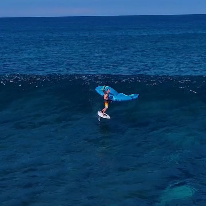 Our ideal wing foil conditions: blue skies, fun waves, and wind! 💯