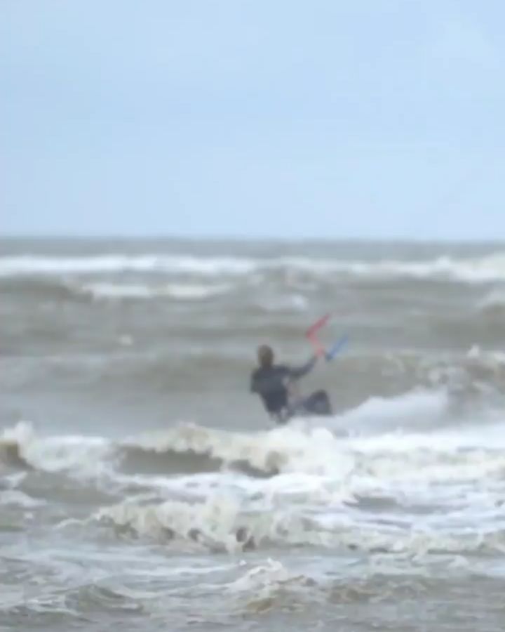 Let's go round and round ⚡
🏄‍♂️ @timoboersema 

#naish #naishkites #naishkiteboarding #pivot #kitesurfing #kitesurf #kitesurfer #kiteboarding