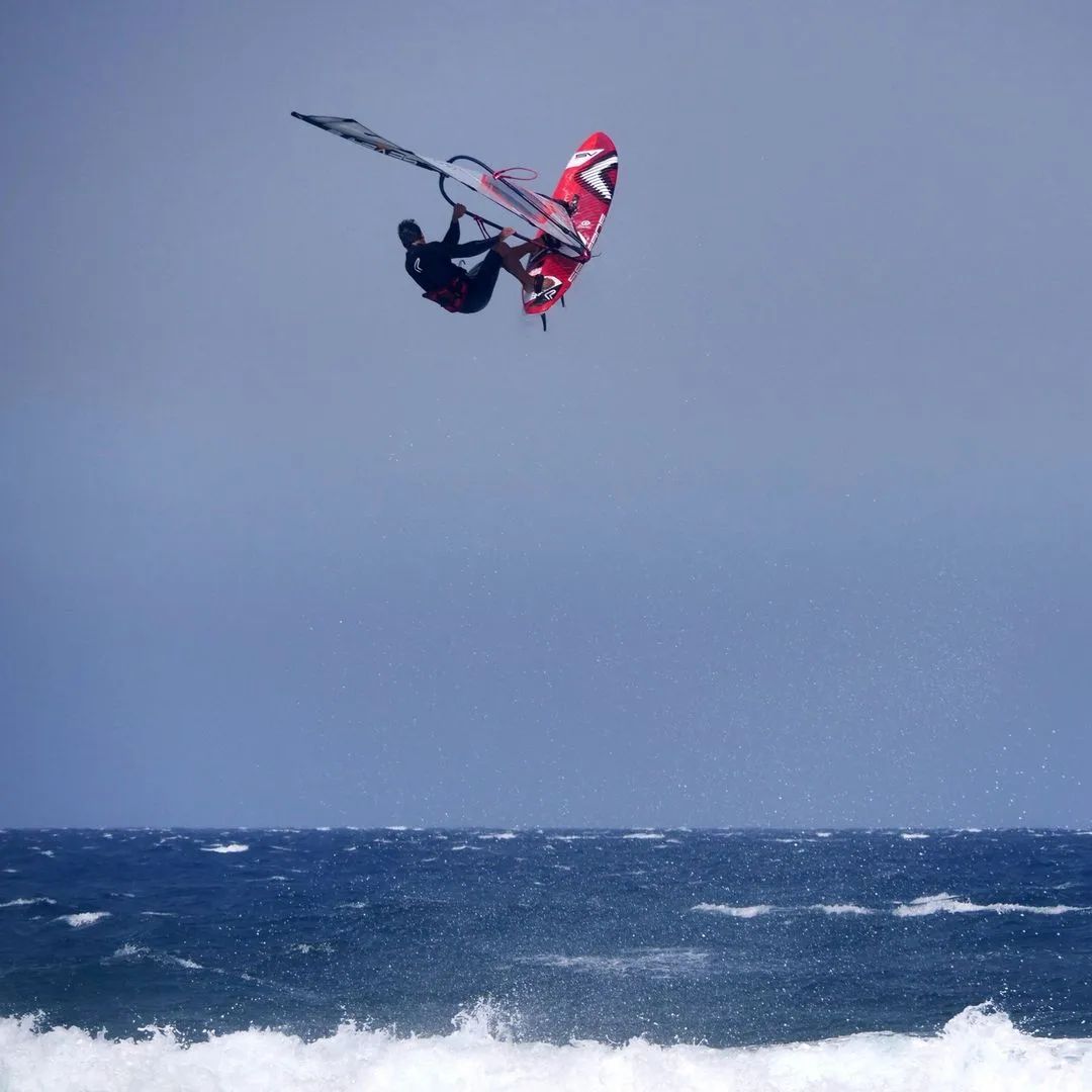 That time when @philip_koster took out the Dyno freewave board for a run 😮

#Severne #teamSeverne #windsurfing #severnewindsurfing