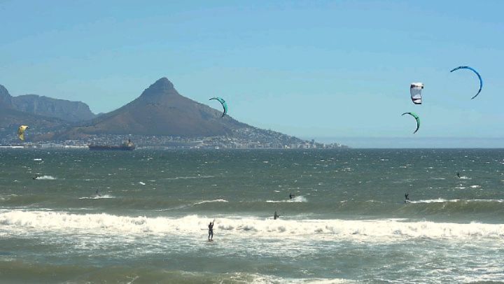 The the local Boys took their new kites out for a spin 😉
Here's a little preview before we drop the full edit 💥
📸@reixn.media

Clip 1 - @jacek_wilson 9m pivot
Clip 2 - @rob.kritzinger 8m pivot
Clip 3 - @dylangham 7m pivot