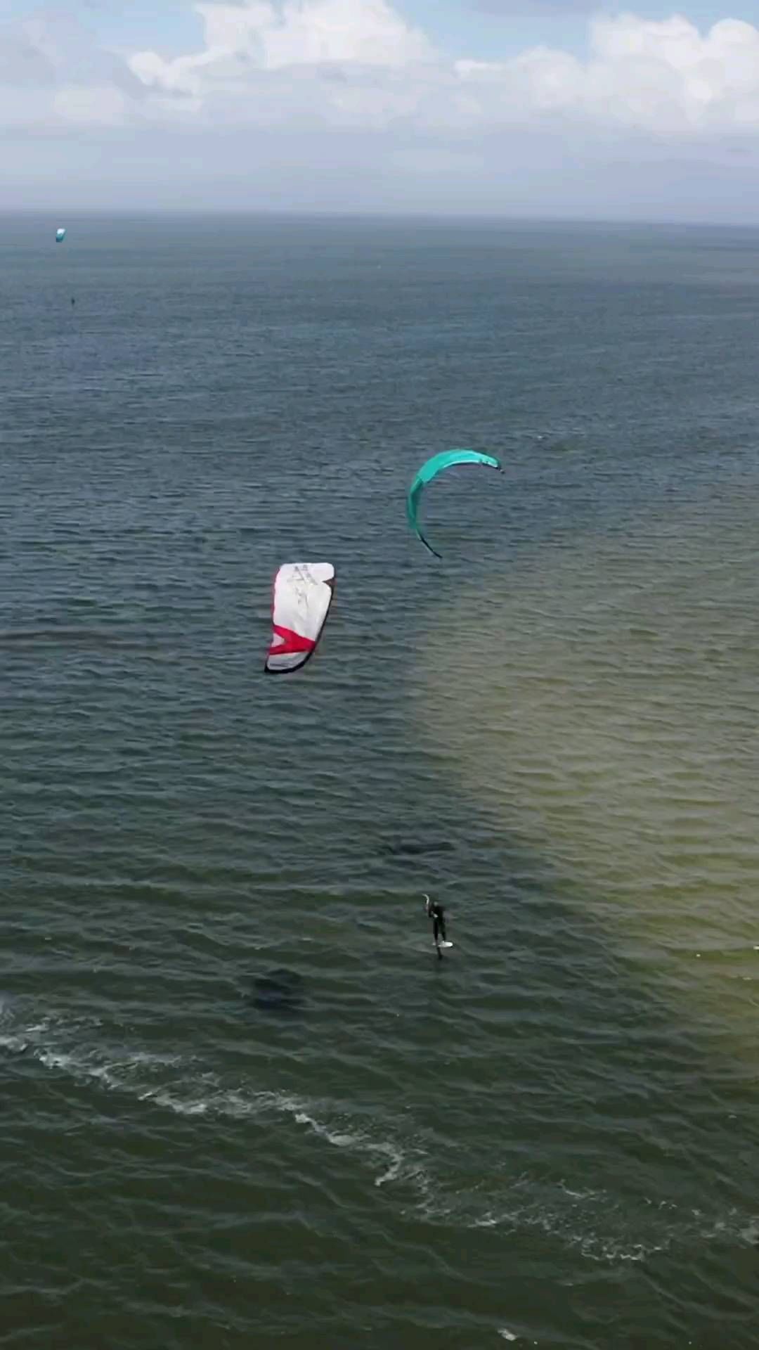 @ewanjaspan cruisin' around Cape Hatteras on the Boxer! 
.
.
.
#naishteam #naishboxer #loyaltothefoil #kitefoil #capehatteras