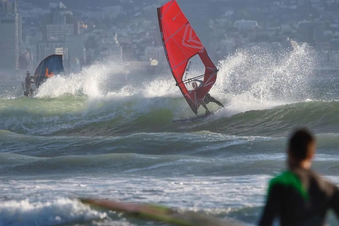 #repost @ivannewmark 
__

After work Rhythm… Slowly being able to push again 💪 Photos by @maleen555 #carvemachine #severnesails #sungod #windsurf #sunset #capetown #southafrica #customboards