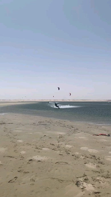 #Repost @ross_dillon_player 
• • • • • •
Having some fun in light wind on the new Pivot from @naish_kiteboarding 

#naish #naishkites #naishpivot #pivot #explore #kite #kiter #bigair #bigairkite #kitesurfing #kiteboarding
