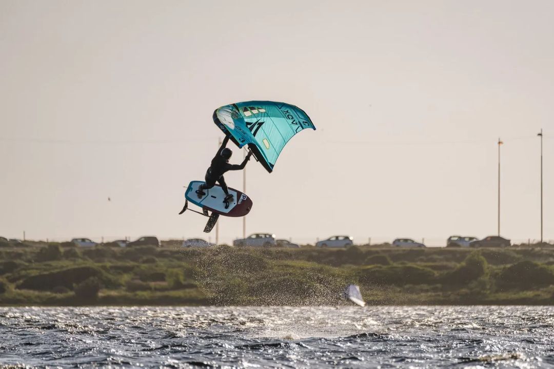 Young blood @_cole_welch_  on the send with his new @wing_surfer ADX wing
.
.
.
#wingfoil #wingfoildaily #wingfoiler #naishwingsurfer #ADX