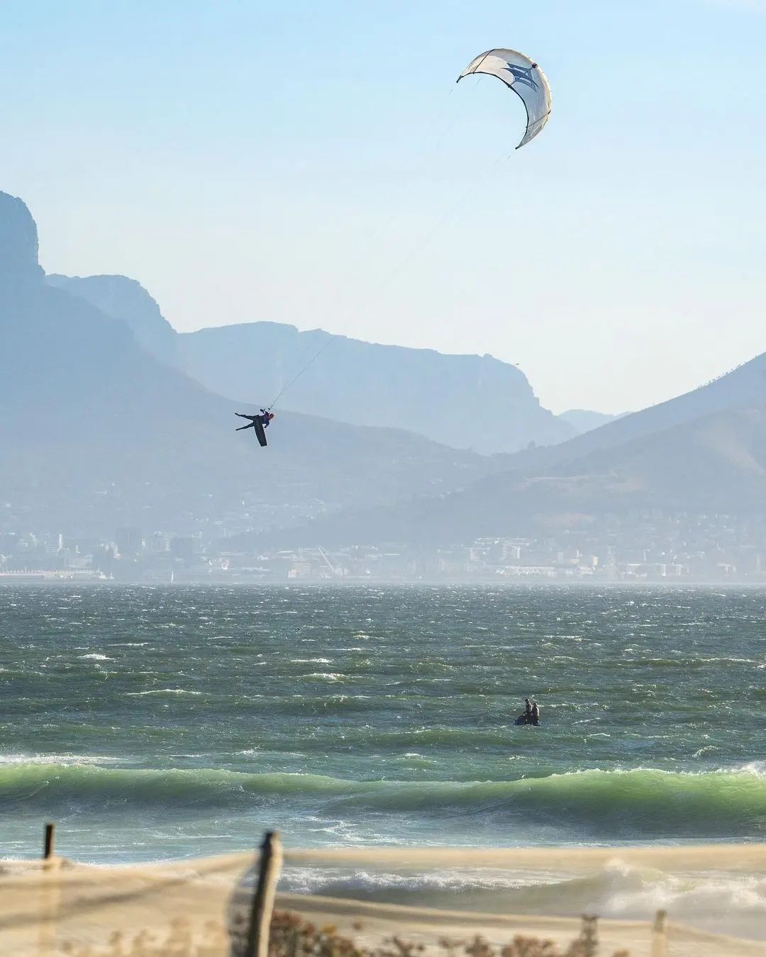 @timoboersema at the @redbullza King Of The Air 2023🔥🇿🇦Shredding with the new Pivot Nvision. 

📷: @fly.media.productions 

#naish #naishkiteboarding #kites #kitesurfing #kiteboarding #naishkiteboarding #capetown #kingoftheair