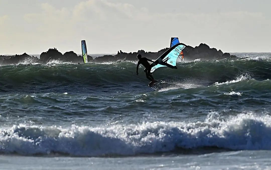 @_cole_welch_
Loving these evening ocean sessions🌊

📸 @tim_ven25 

@naishsouthafrica @wing_surfer 3.0 ADX, 1000ma foil

@capedrwind Proto carbon 50L 

#wingfoil #wingfoiling #foiling #foilhub #naish #naishadx #wingfoildaily