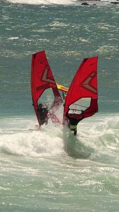 Severne rider @fabiocalo720 going high in Cape Town ⚡

Sail; S-1 4.0 
Board; Pyro 79
Spot; Big Bay, Cape Town

#Severne #SeverneWindsurfing #teamSeverne #windsurf #windsurfing #windsurfingtv #windsurfer #waveriding #waves #S1 #CapeTown