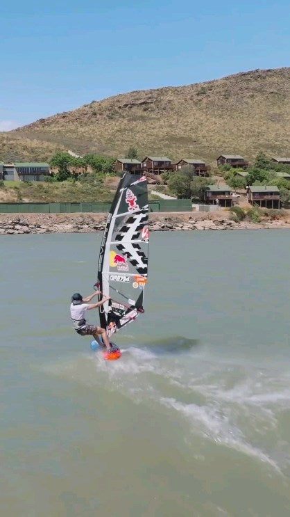 @lennart_neubauer 

Brandvlei delivered yesterday! Some lighter moments and some with proper juice🥤 YouTube video dropping soon👀

🚁 @bluemaarten 

#freestyle #windsurf #brandvlei