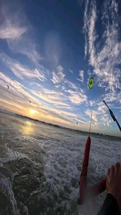 @noel.grassl
very close call from yesterday 😅

#kiteboard #kitesurfing #bigairkite #kitecapetown