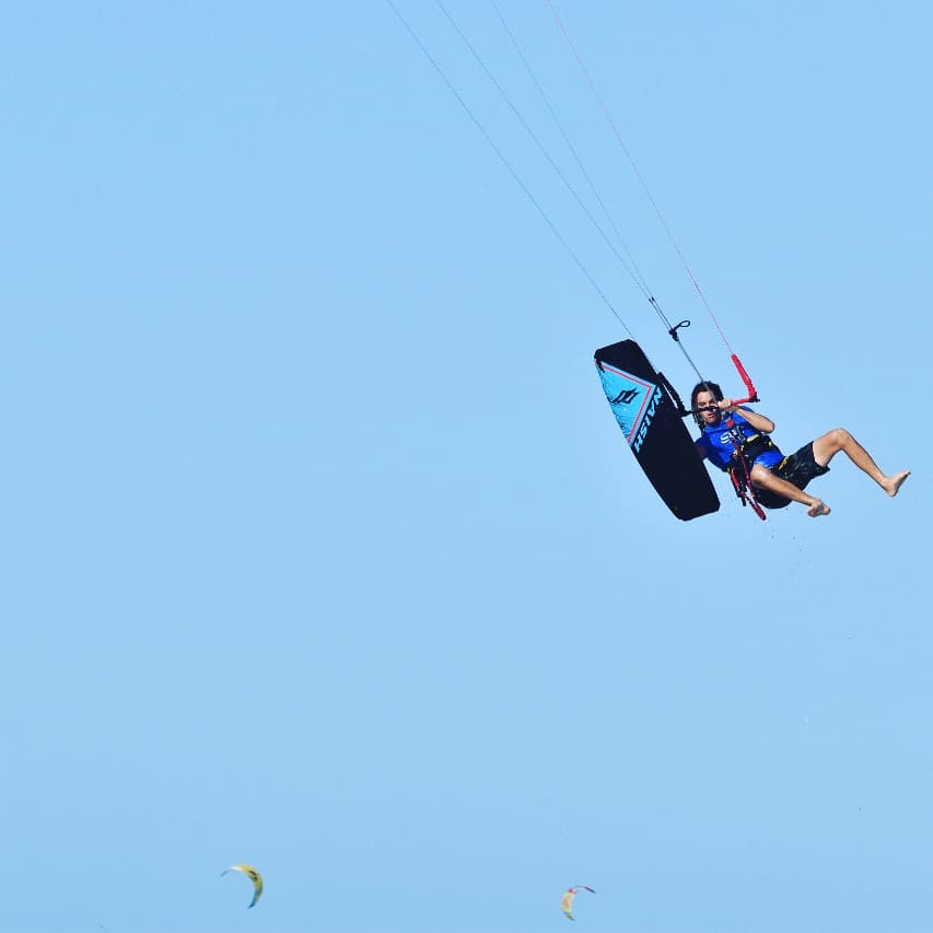 @jacek_wilson getting a bird's eye view of his liquid play ground😎

#liveboldlyridenaish #naishkites #naishkiteboarding #naish #boardoff