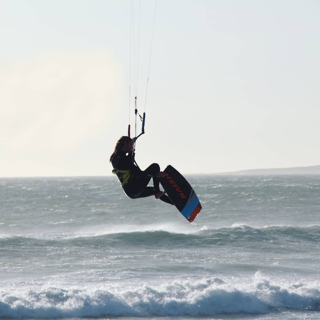 Cheeky one footer for the camera @jacek_wilson 
#kitesurfing #kiteboarding #naishsouthafrica #liveboldlyridenaish #naishmonarch