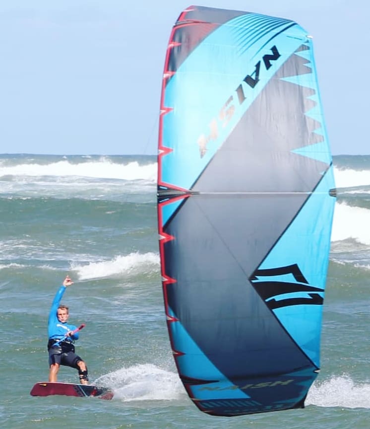 A super stoked @daryndupreez making his 2019 Dash pose for the camera.

#naishkiteboarding #naish #liveboldlyridenaish #naishkites