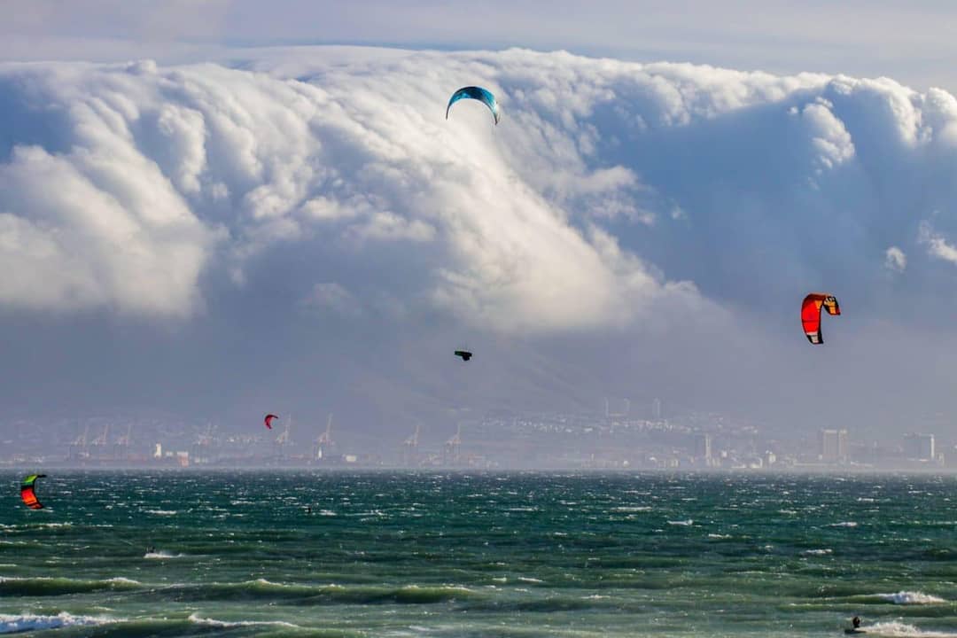 @stuart_downey getting up there! 
___________________________
📷@sachga 
___________________________
#kitesurfing #kiteboarding #liveboldlyridenaish #naish #naishdash #naishkiteboarding