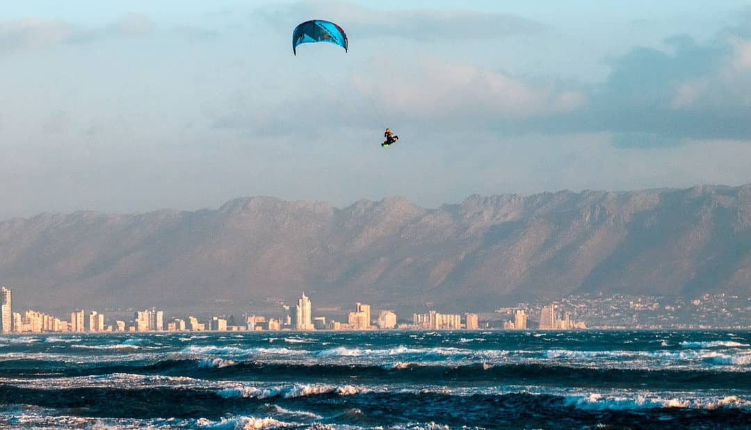 @stuart_downey is never afraid to send it 😮

#naish #naishdash #naishkiteboarding #naishkites #liveboldlyridenaish