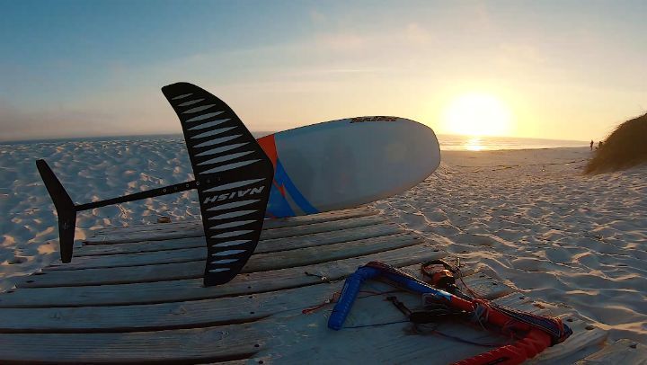 Local bullet @instadrizzle1 showing off some surgical foil control to a very curious young seal🌊

#naish #naishkiteboarding #kitesurfing #kiteboarding #surfing #wildlife #liveboldlyridenaish